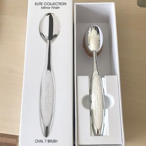 Artis Elite Collection mirror finish Oval 7 brush